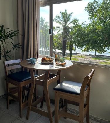 Apartamento com vista pro mar no Centro de Ubatuba - com estacionamento 2 quartos e cozinha completa