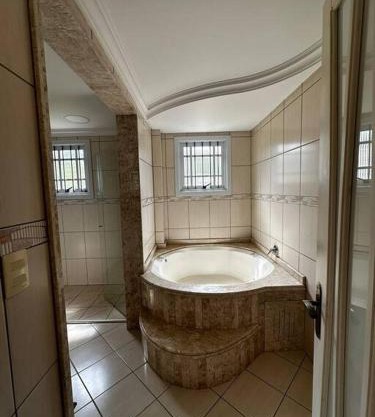 apartamento em bairro nobre suíte com ar condicionado e banheira com hidromassagem