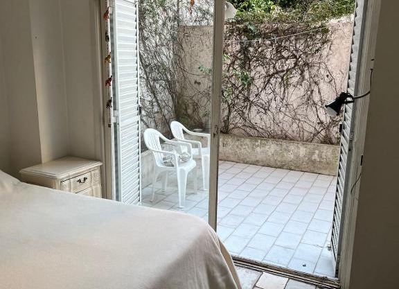 Apartamento en Almagro con patio propio
