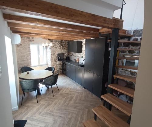 Apartman old house in Kastel Kambelovac