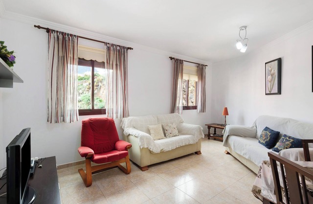 Apartment 'Los Girasoles' with Sea View, Balcony and Wi-Fi