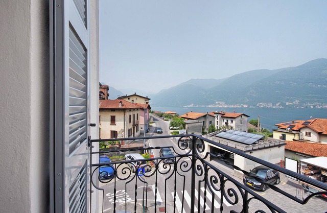 Apartment '3' with Lake View, Shared Pool and Wi-Fi