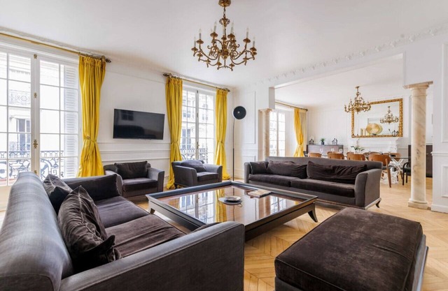 Apartment 4 Bedrooms/4 Bathrooms/Paris 17