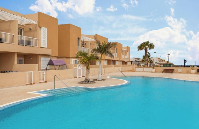 Apartment 'Apartamento El Porís' with Sea View, Shared Pool, Garden & Wi-Fi