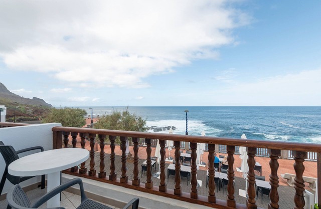 Apartment 'Apartamento D' with Sea Views, Private Terrace and Wi-Fi