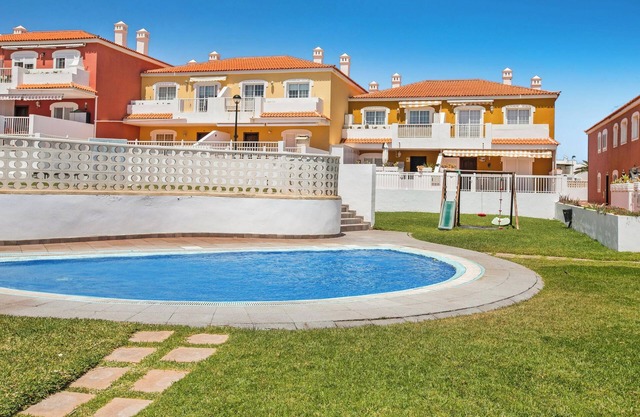 Apartment Apartamento Porís close to the Beach with Shared Pool & Wi-Fi