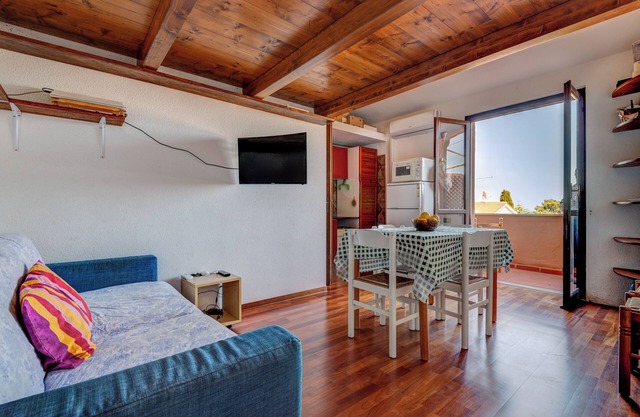 Apartment 'Appartamento A Cavo Sul Mare' with Sea View, Wi-Fi and Air Conditioning