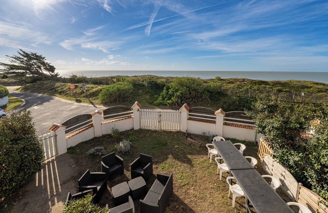 Apartment 'Appartement Face Mer 50m Plage' with Sea View, Private Terrace and Wi-Fi