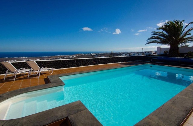 Apartment away from the crowd, with fantastic sea and panoramic views