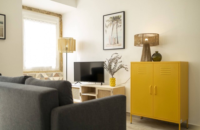 Apartment by the river in Seixal bay. 4pax. Bicycles are available.