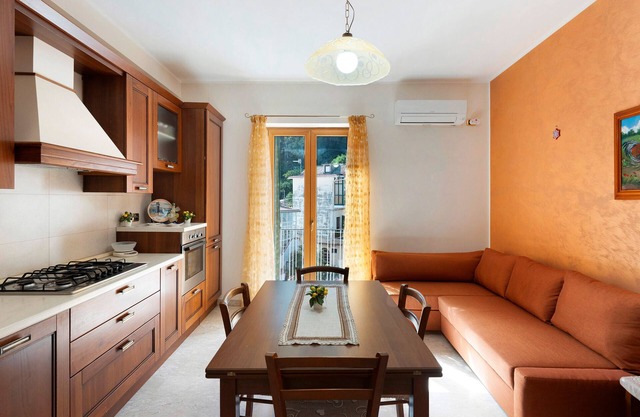 Apartment 'Ce Tour - La Casa del Limone di Nonni' with Mountain View, Wi-Fi and Air Conditioning
