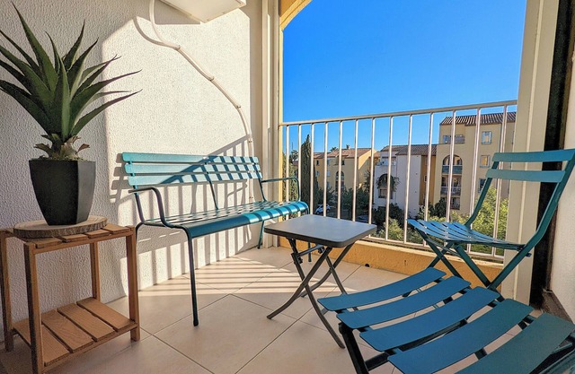 Apartment close to port, beaches, golf course and ile des Loisirs with air conditioning