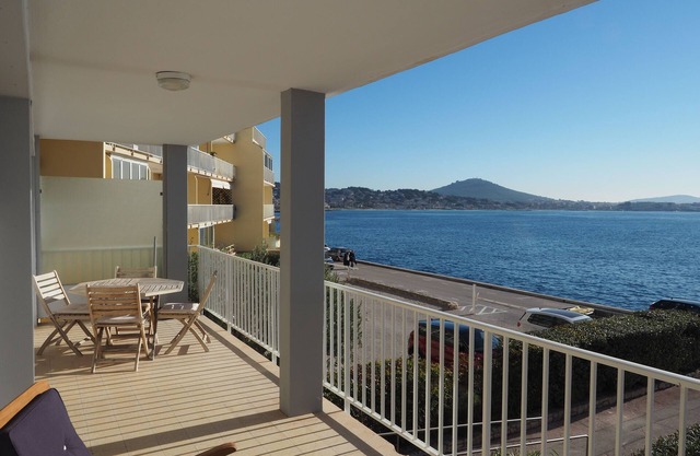 Apartment corniche des Baux Sanary sur mer, panoramic sea view, garage.