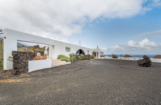 Apartment 'El Submarino A' with Sea View, Private Terrace and Shared Garden