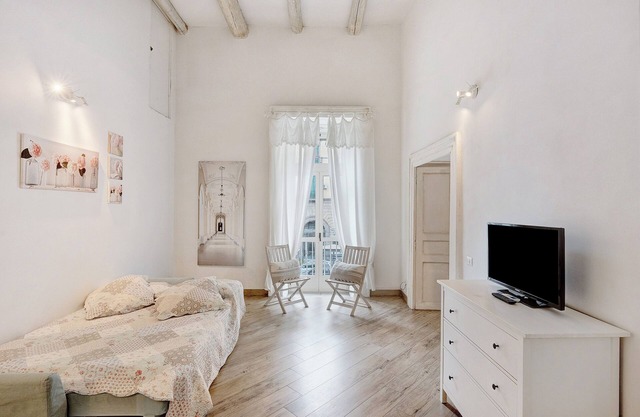 Apartment 'Familiare A Napoli Centro' with Balcony, Wi-Fi and Air Conditioning