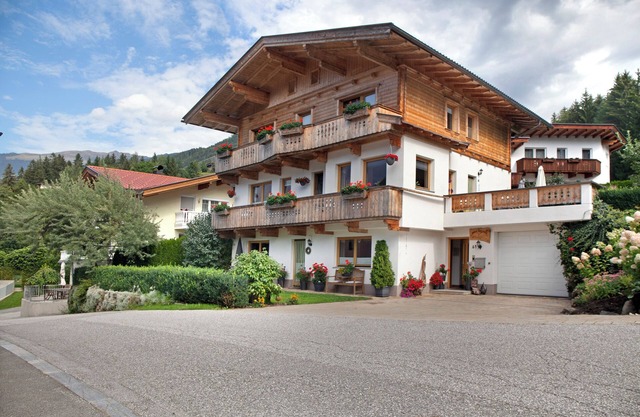 Apartment Haus Roland with Mountain View, Garden & Wi-Fi