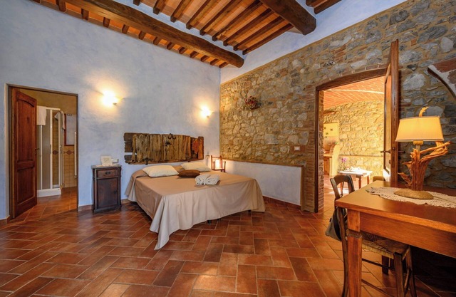 Apartment 'Il Trinciatoio' with Shared Pool, Private Garden and Wi-Fi