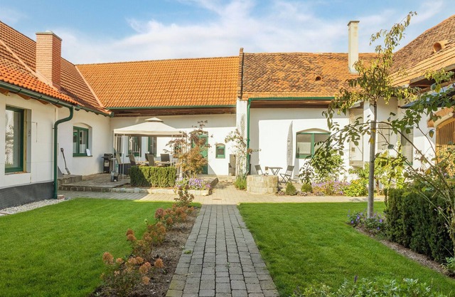 Apartment in a renovated square courtyard in Bad Loipersdorf / Styria