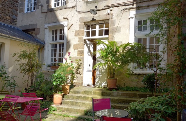 Apartment in beautiful 17th century building, St Malo intra muros, near beaches