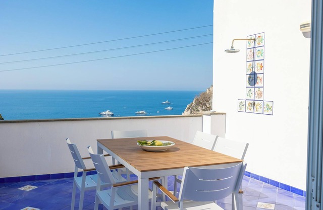 Apartment in Capri, located a stone's throw from the beach of Marina Piccola.