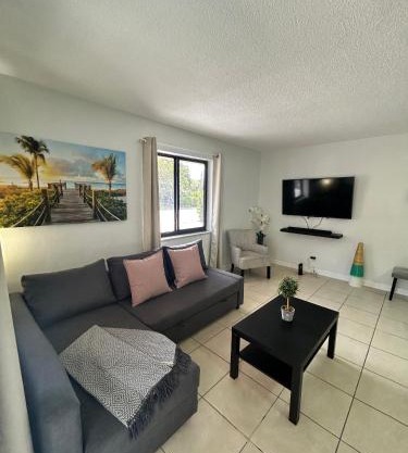 Apartment in Hollywood close to shops & beach 110