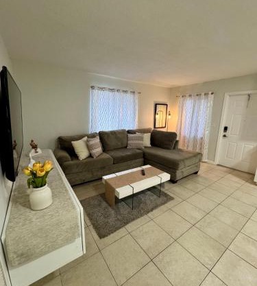 Apartment in Hollywood close to beach & shops 101