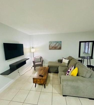 Apartment in Hollywood close to shops & beach 108