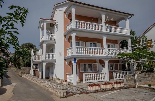 Apartment in Lopar with Terrace, Air condition, WIFI, Washing machine (4360-1)