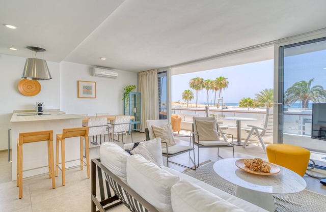 Apartment in Maspalomas 30 m away to the beach with views & private parking.