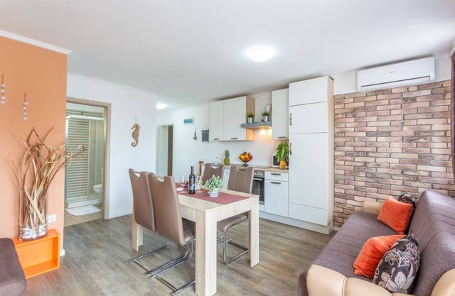Apartment in Njivice with Seaview, Balcony, Air condition, WIFI (4930-1)
