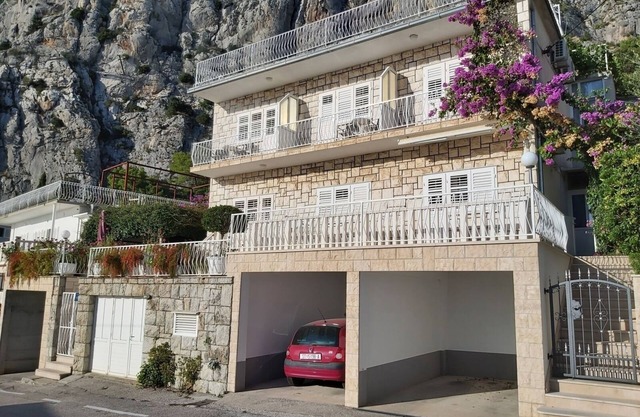 Apartment in Omiš with Seaview, Balcony, Air condition, WIFI (161-1)