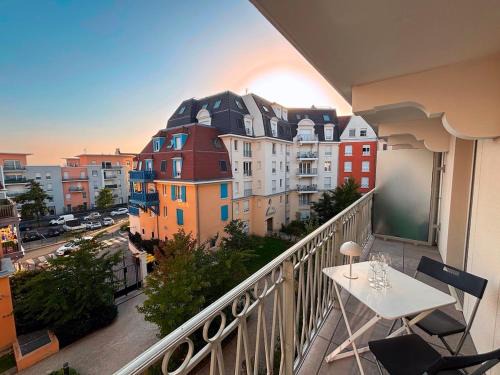 Apartment in Paris Suburb, 15 minutes to center.
