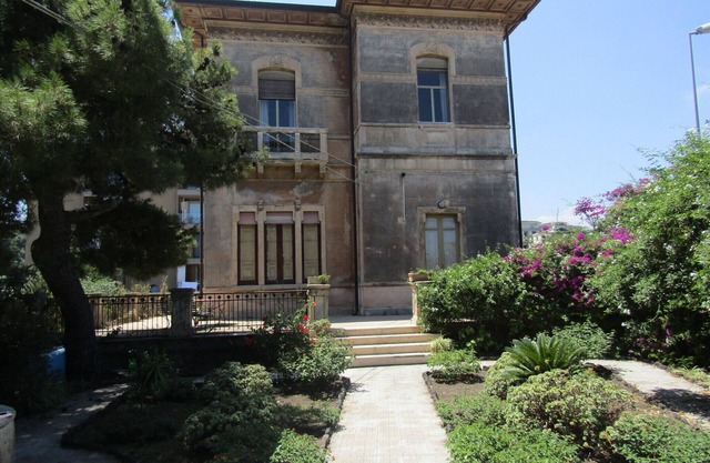 Apartment in Villa Liberty with garden overlooking Etna and near the sea