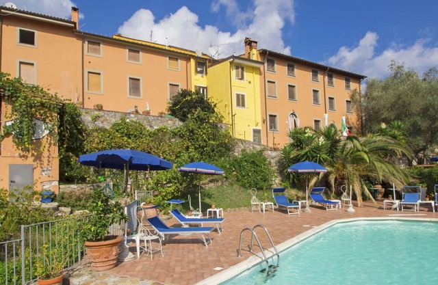 Apartment in villa with pool, internet, TV, terrace, pets allowed, parking, close to Viareggio