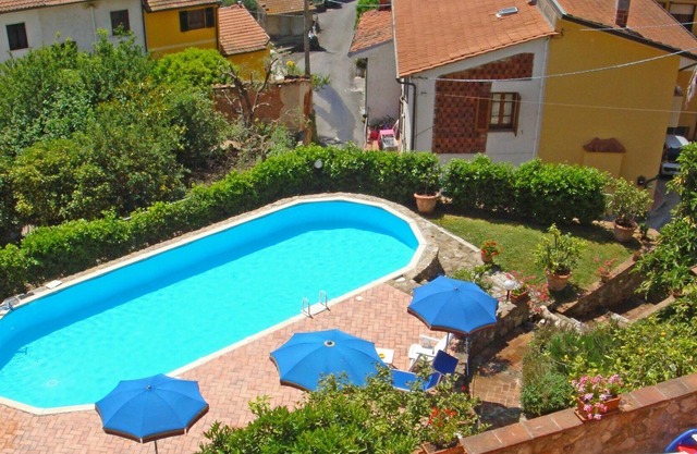 Apartment in villa with pool, internet, TV, terrace, panoramic view, parking, close to Viareggio
