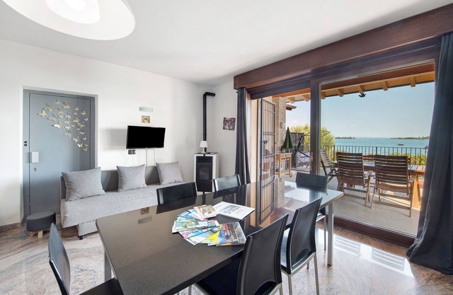 Apartment 'Villa Felice' with Lake View, Private Terrace and Private Garden