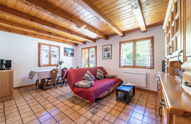 Apartment 'L'Écureuil, Piscine Et Aire De Jeux' with Mountain View, Private Terrace and Wi-Fi
