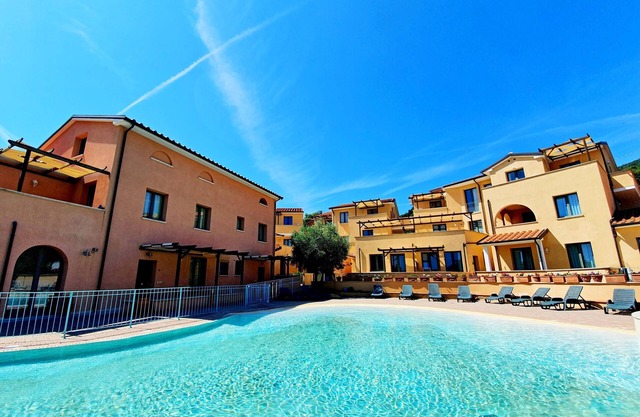 Apartment "La Pergola al Cavo 5" close to the Beach with Shared Pool & Wi-Fi