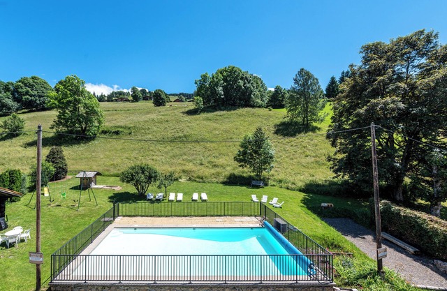 Apartment 'Les Chamois,Piscine Et Aire De Jeux' with Mountain View, Shared Garden and Wi-Fi