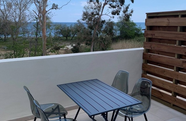 APARTMENT Les PIEDS DANS L'EAU - Sea view - 2 to 4 people