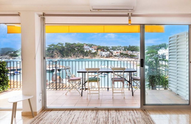Apartment 'Llafranch Sea' with Sea View, Private Terrace and Wi-Fi
