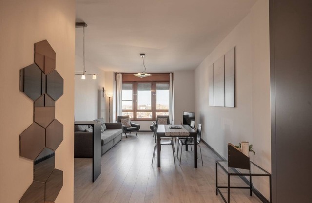 Apartment located on the eighth floor of a building, with liftIn 90 square meters of space, it comfortably accommodates 5 people with a double bedroom, a single bedroom and a sofa bed in the living roomPretty and strategic area just a few minutes walk fr