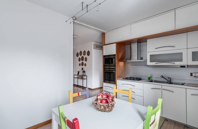 Apartment located on the second floor of a building with a lift.In 80 square meters it comfortably accommodates 4 people with a double bedroom and a sofa bed in the living room.We are located in a residential area, Palestro, 6 km away from the Padova Ove