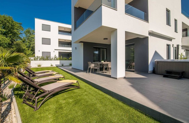 Apartment Manuela with private garden and hot whirlpool