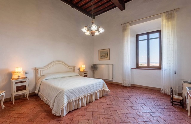 Apartment 'Memories' Farm Stay with View of Siena