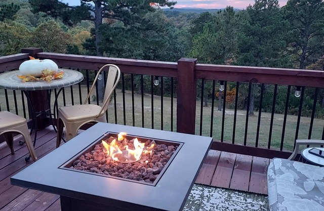 Apartment, Mountain View/Personal Deck Bikers welcome. Mins to DT Eureka Spgs.