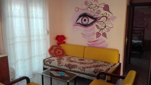 Apartment on 4th floor with a huge balcony! 10 min away from Metro!