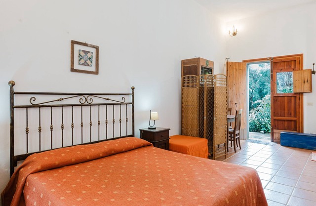 Apartment 'Pino' with Private Garden, Wi-Fi and Air Conditioning