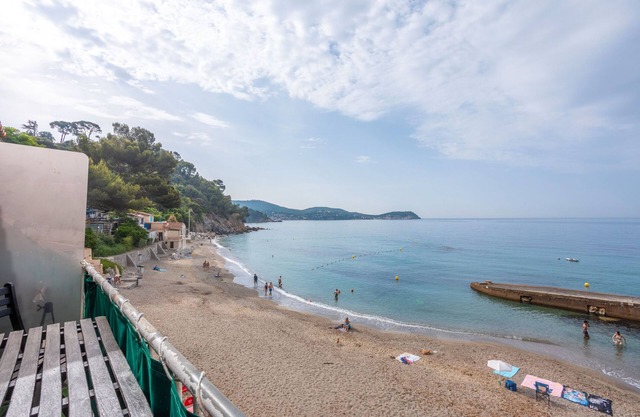 Apartment 'Porte Rouge 3' with Sea View