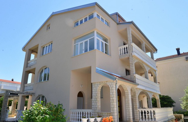 Apartment REA * For 4 +2 people With balcony and sea view, air conditioning